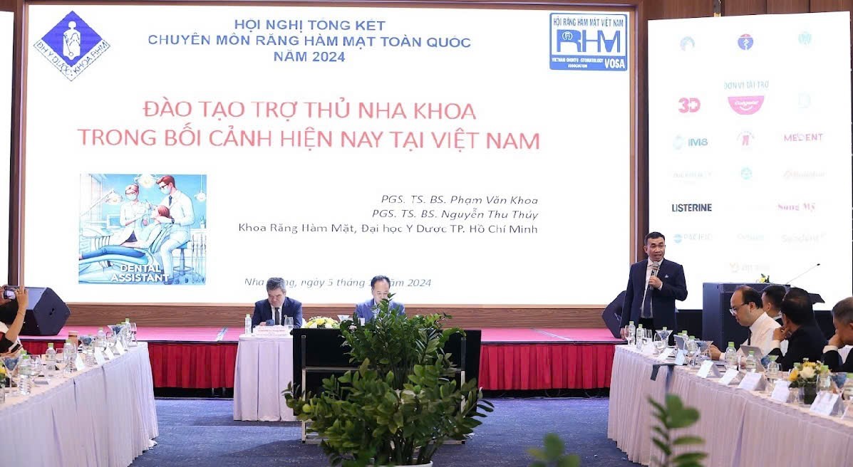 PGS.TS. Phạm Văn Khoa, trưởng khoa Răng Hàm Mặt, Đại học Y dược TP. HCM  báo cáo về Đào trạo trợ thủ nha khoa tại Việt Nam